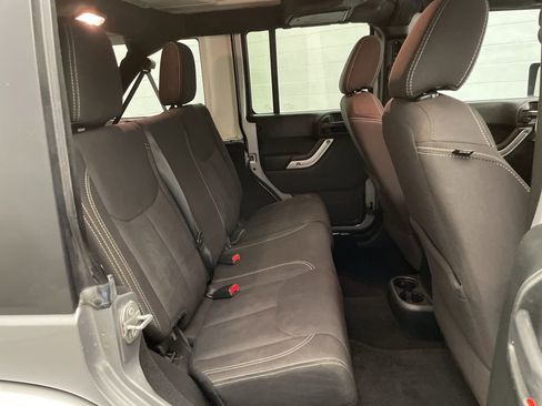 Used 2018 Jeep Wrangler Unlimited Sahara image 25