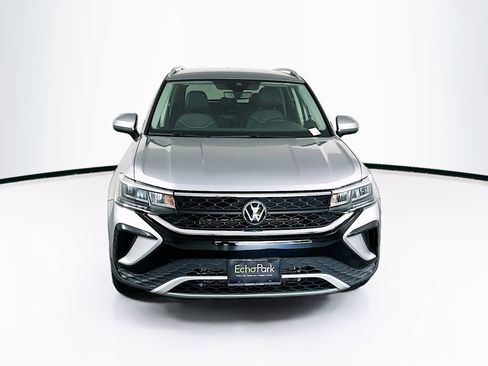 Used 2023 Volkswagen Taos SE FWD image 2