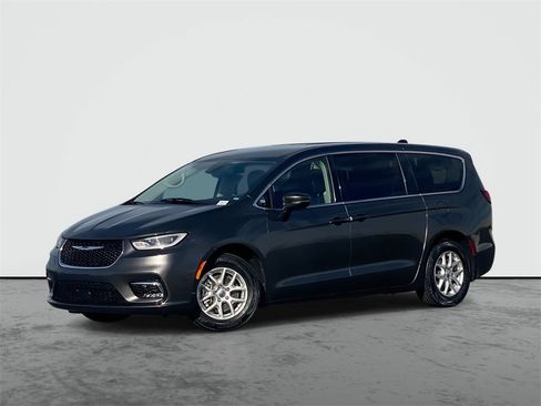 Used 2023 Chrysler Pacifica Touring-L image 1