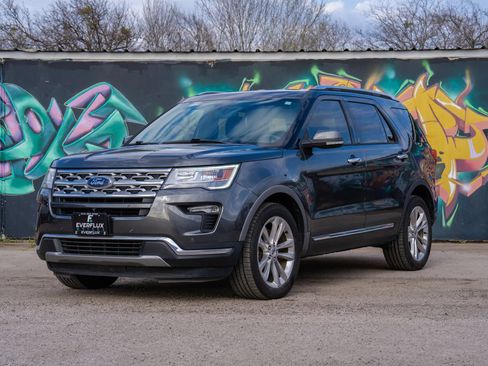 Used 2018 Ford Explorer Limited FWD image 2