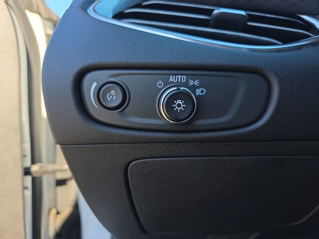 Used 2017 Chevrolet Malibu LT FWD image 24