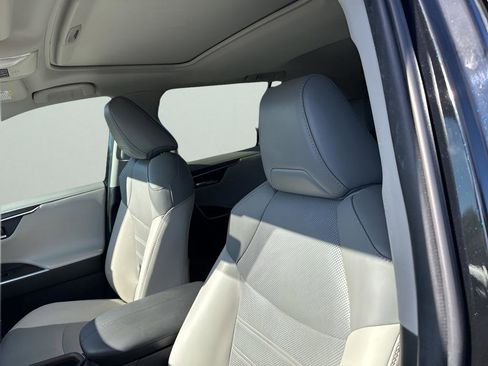 Used 2022 Toyota RAV4 Limited image 26