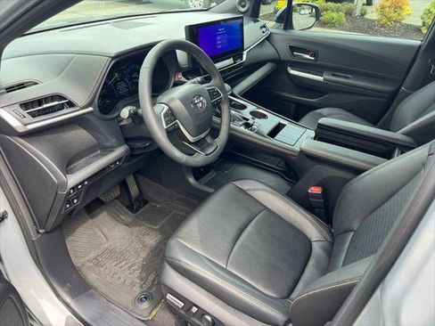 Certified 2025 Toyota Sienna XLE Woodland Edition AWD/4WD image 11