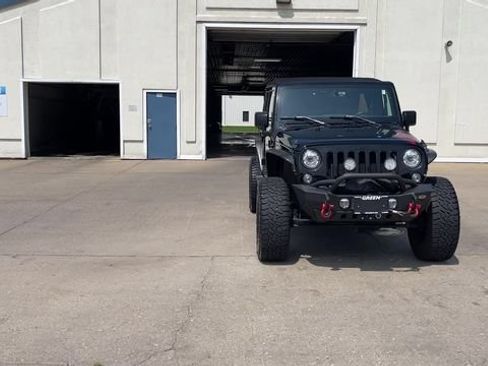 Used 2017 Jeep Wrangler Unlimited Sahara AWD/4WD image 5