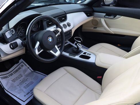 Used 2010 BMW Z4 sDrive30i image 7
