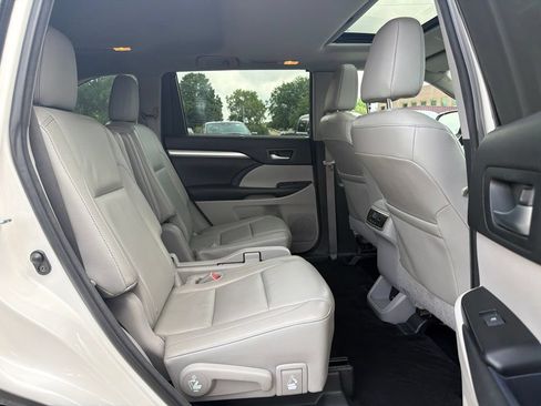 Used 2016 Toyota Highlander XLE AWD/4WD image 12
