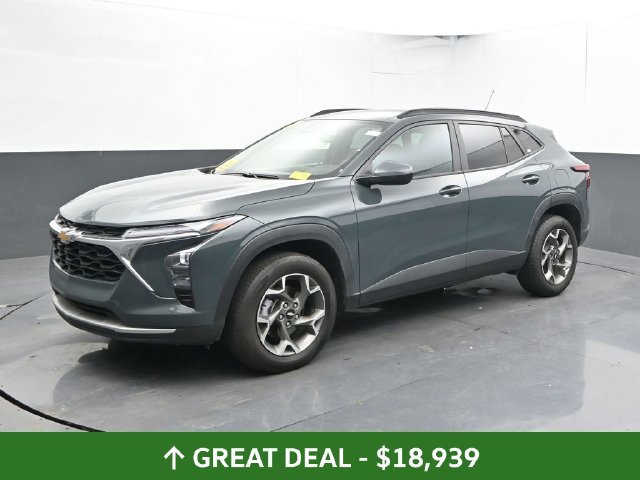 Used 2025 Chevrolet Trax LT FWD image 8
