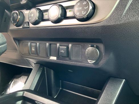 Used 2020 Toyota Tacoma SR5 AWD/4WD image 38