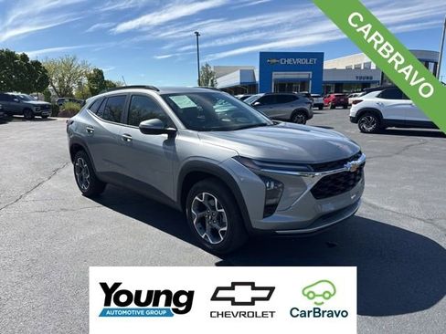 Used 2025 Chevrolet Trax LT FWD image 1