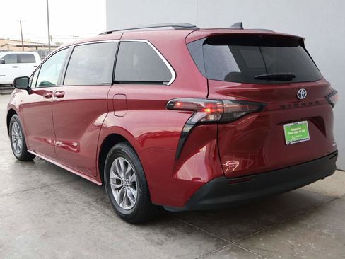 Used 2024 Toyota Sienna LE image 3