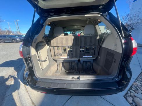 Used 2016 Toyota Sienna XLE image 4