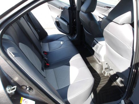 Used 2019 Toyota Camry XLE w/ Navigation Package FWD image 11
