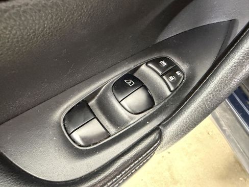 Used 2015 Nissan Rogue SV image 19