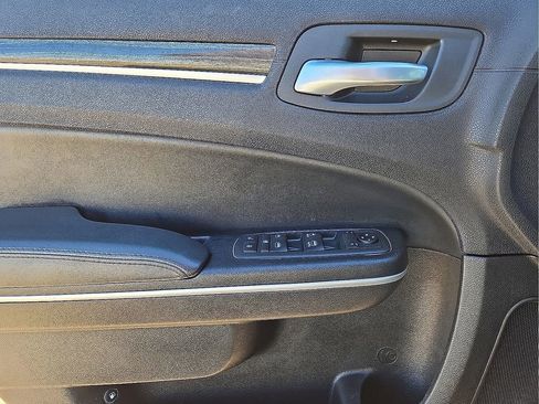 Used 2019 Chrysler 300 Touring L w/ Quick Order Package 22F image 19