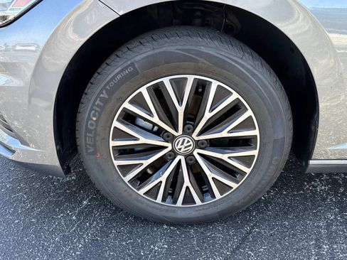 Used 2021 Volkswagen Jetta SE w/ SE Cold Weather Package image 10