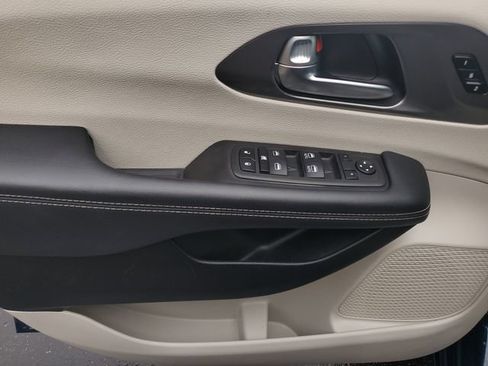 Used 2023 Chrysler Pacifica Touring-L FWD image 18