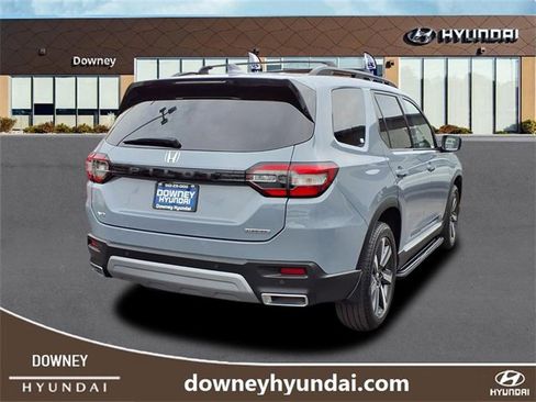 Used 2023 Honda Pilot Touring image 4