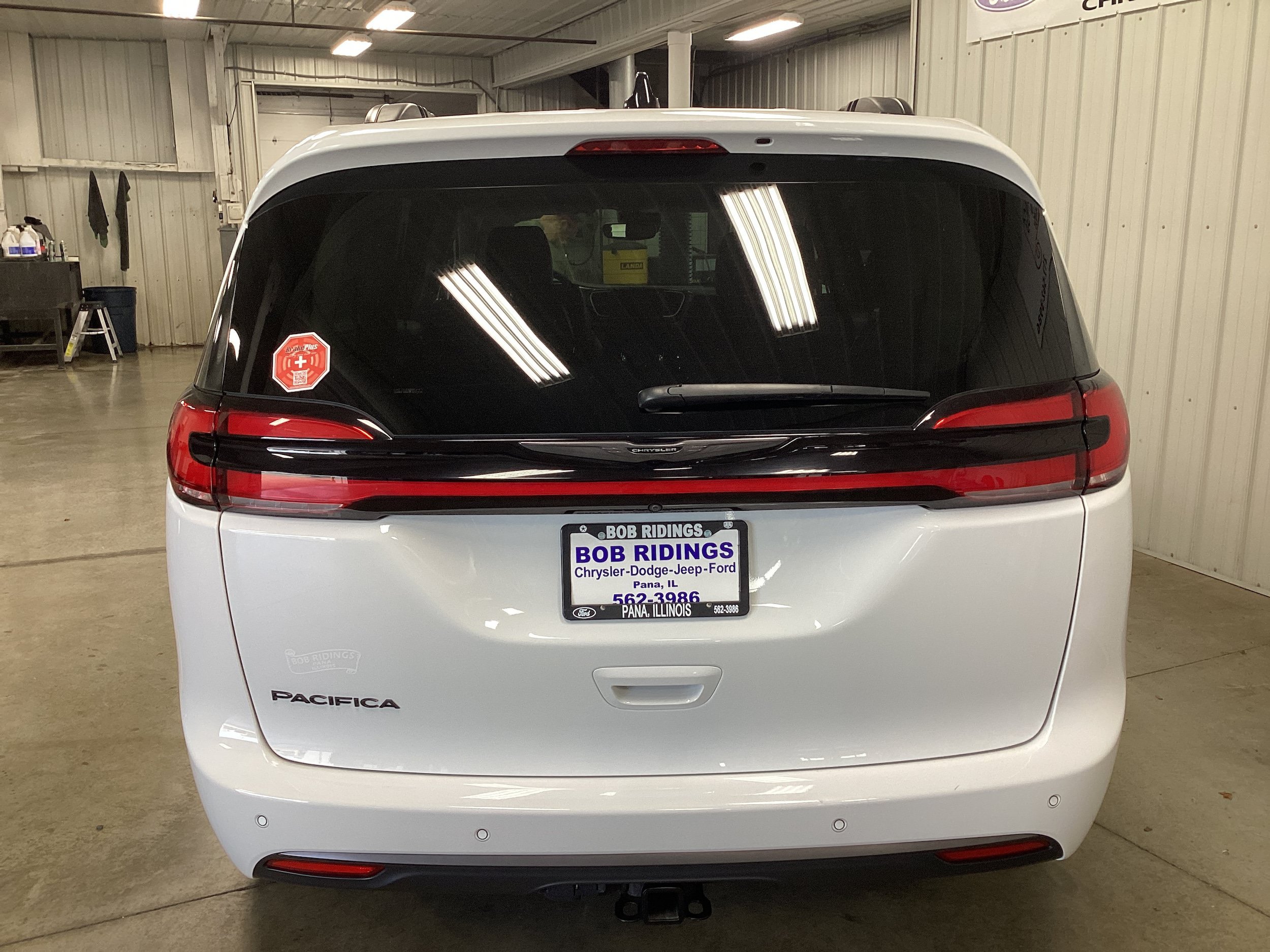 Used 2024 Chrysler Pacifica Touring-L w/ Road Tripper Package FWD image 4