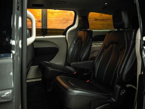 Used 2023 Chrysler Pacifica Touring-L FWD image 10