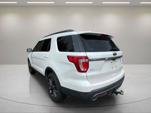 Used 2017 Ford Explorer XLT w/ Equipment Group 202A FWD image 5