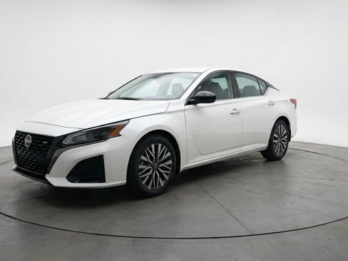 Used 2025 Nissan Altima 2.5 SV image 3