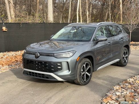 New 2026 Volkswagen Tiguan SE FWD image 1
