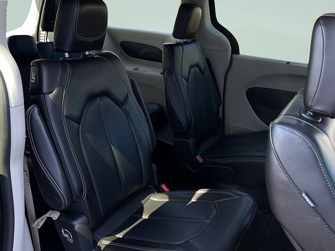Used 2023 Chrysler Pacifica Touring-L FWD image 27