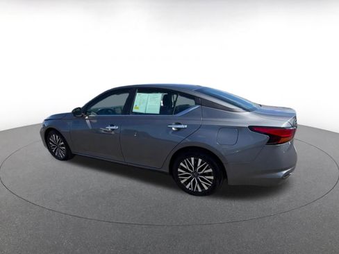 Used 2025 Nissan Altima 2.5 SV FWD image 10