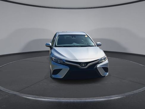 Used 2019 Toyota Camry SE FWD image 3