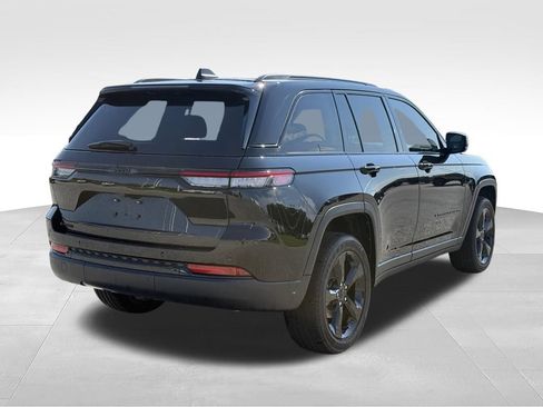 Used 2025 Jeep Grand Cherokee Altitude RWD image 24
