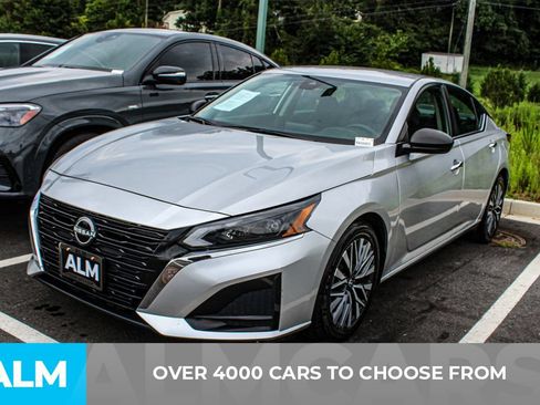 Used 2024 Nissan Altima 2.5 SV FWD image 2