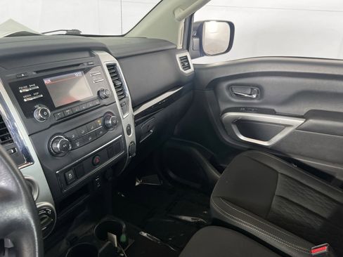 Used 2018 Nissan Titan SV image 21