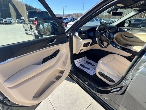 New 2025 Jeep Grand Cherokee L Limited image 9