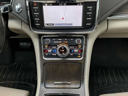 Used 2017 Lincoln Continental Select w/ Climate Package AWD/4WD image 13