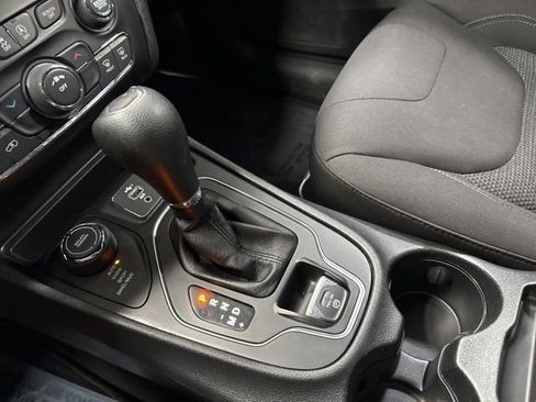 Used 2019 Jeep Cherokee Latitude w/ Popular Appearance Group AWD/4WD image 17