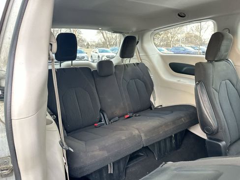 Used 2018 Chrysler Pacifica LX image 26