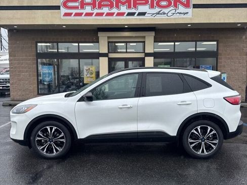 Used 2022 Ford Escape SE w/ SE Sport Appearance Package image 2