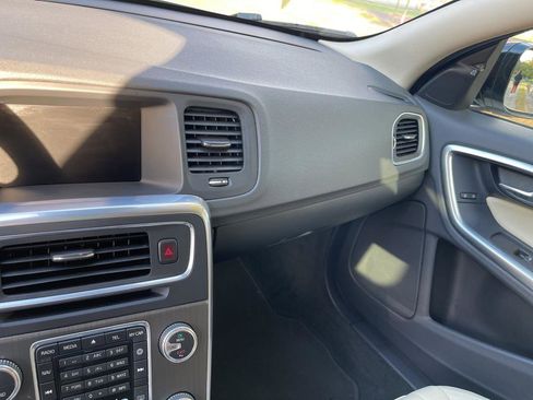 Used 2015 Volvo V60 T5 Cross Country image 18