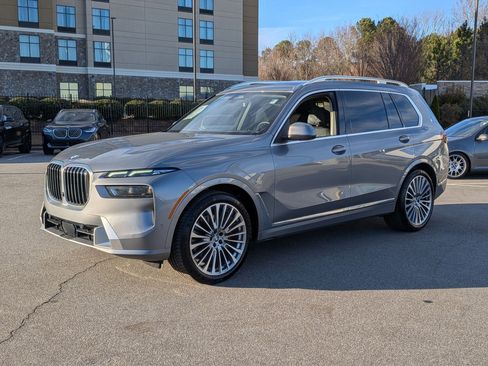 Used 2025 BMW X7 xDrive40i w/ Premium Package image 3