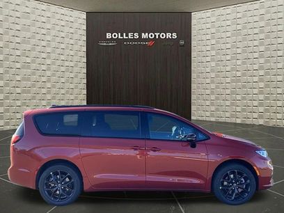 New 2026 Chrysler Pacifica Select w/ S Appearance Package