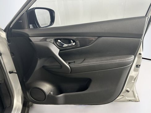 Used 2018 Nissan Rogue SV w/ Premium Package image 34