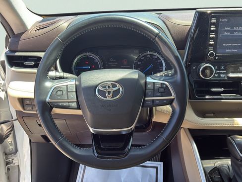 Used 2020 Toyota Highlander XLE FWD image 25