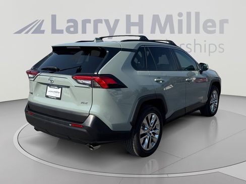 Used 2021 Toyota RAV4 XLE Premium w/ Carpet Mat Package (TMS) FWD image 5
