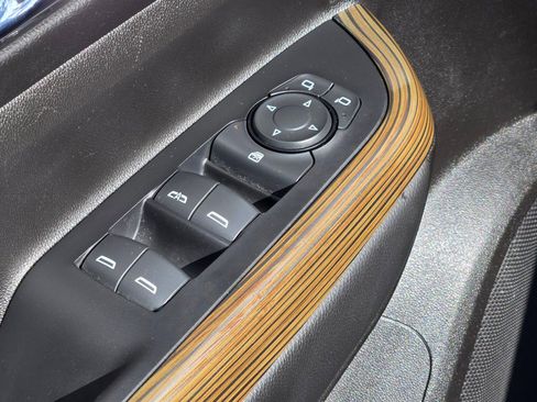 Used 2023 GMC Acadia SLE image 17