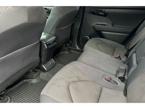 Certified 2023 Toyota Highlander FWD image 13