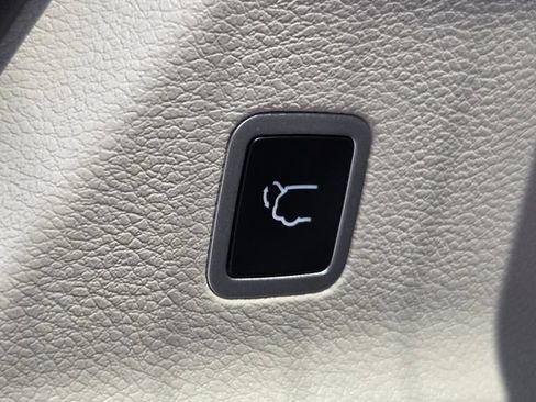 Used 2024 Chrysler Pacifica Limited FWD image 30