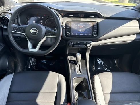 Used 2022 Nissan Kicks SR w/ Premium Package FWD image 3