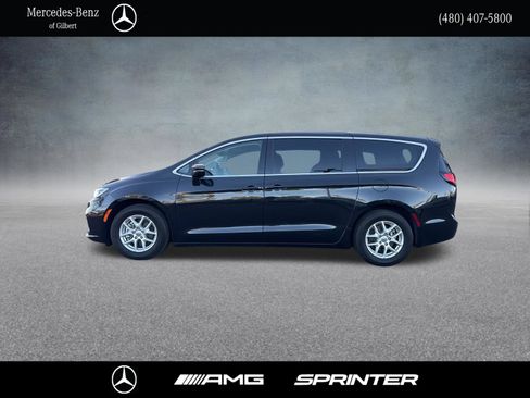 Used 2023 Chrysler Pacifica Touring-L FWD image 2