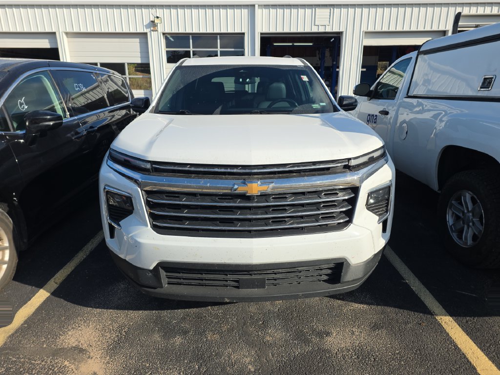 Used 2026 Chevrolet Traverse LT FWD image 2