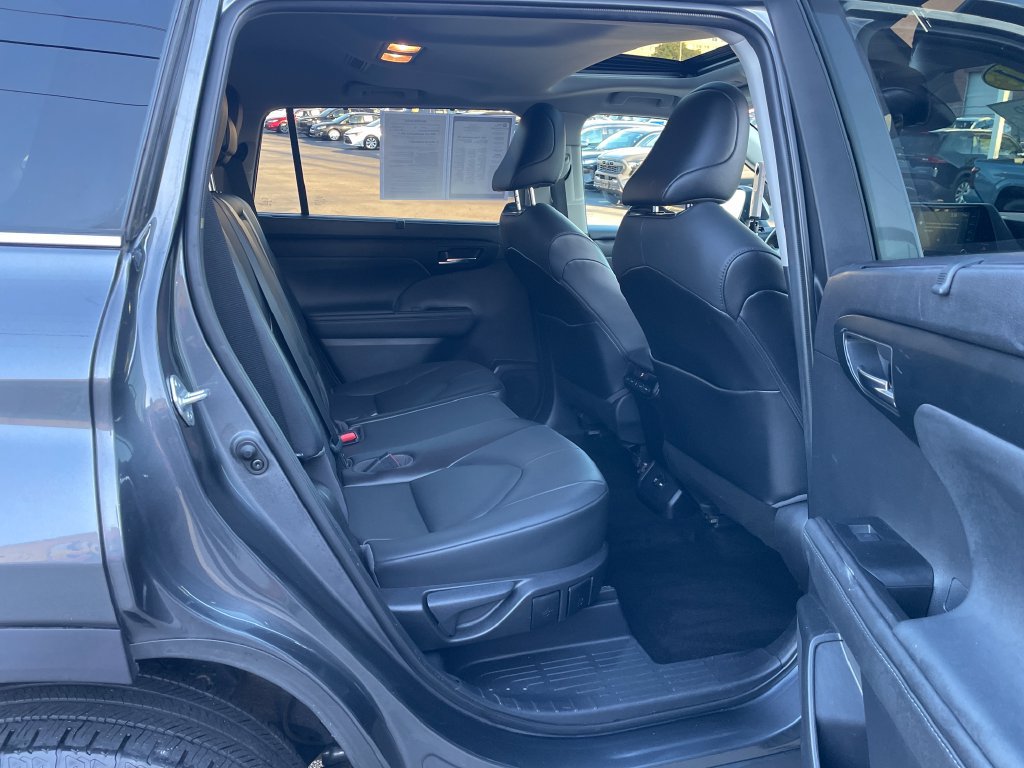 Used 2021 Toyota Highlander XLE AWD/4WD image 25
